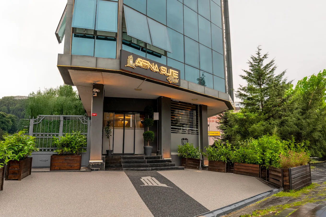 https://www.arenasuitehotel.com